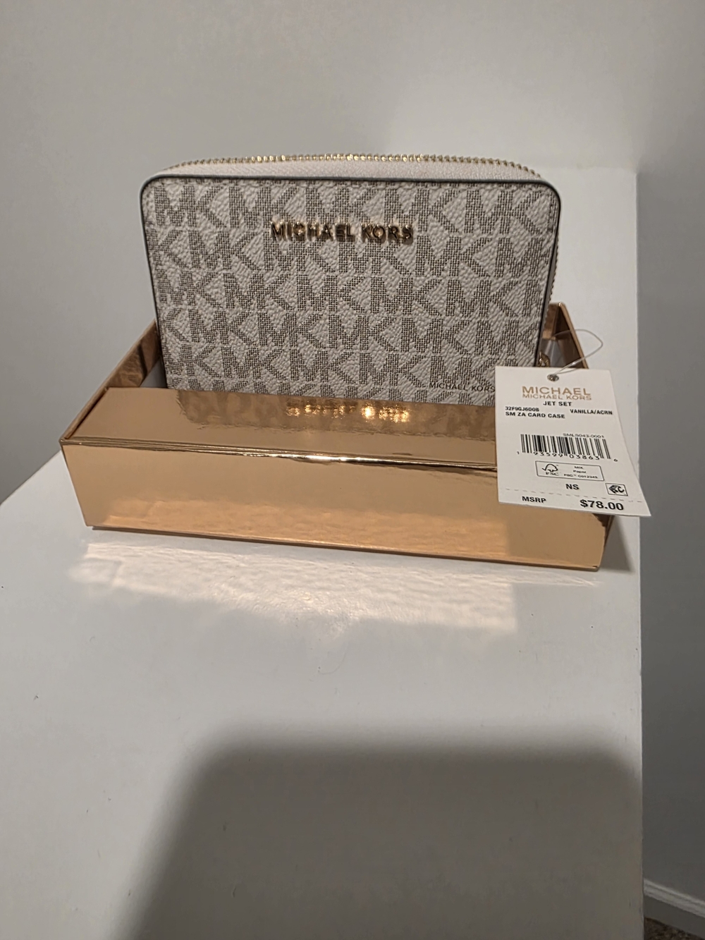 Michael Kors Beige/White Signature Zip Wallet with Gold Hardware - Picture 2 of 9